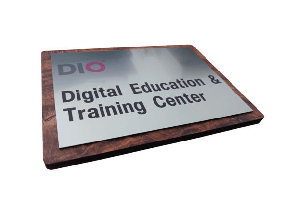 Targhe, Scritte e Loghi in rilievo Targa in mdf con fronte in abs (effetto alluminio)